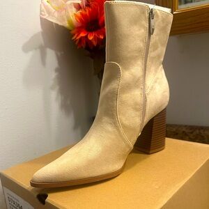 Elegant Cream Ankle Boots beautiful size 10 new!!